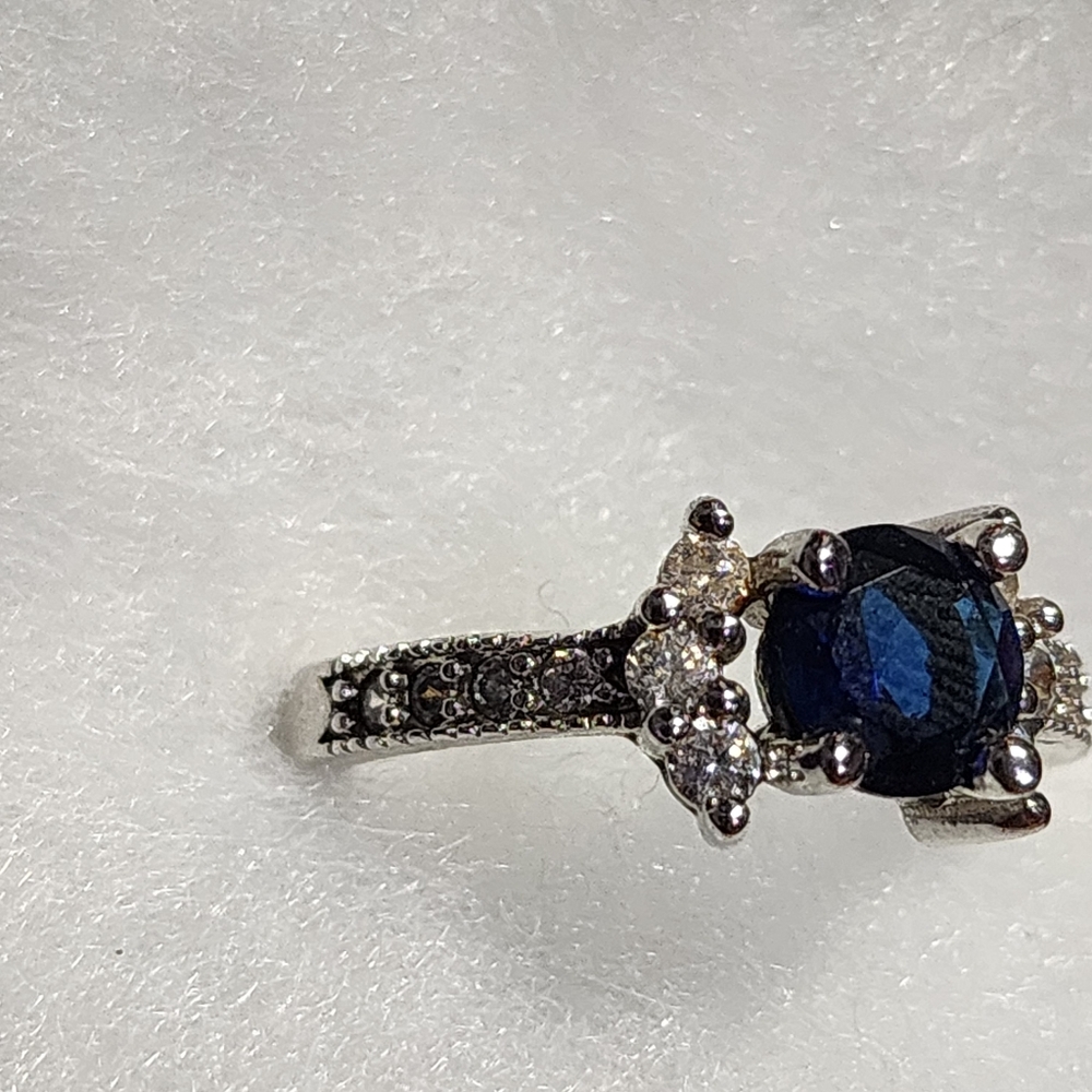 Elegant Silver and Blue Gemstone Ring - Picture 2 of 6